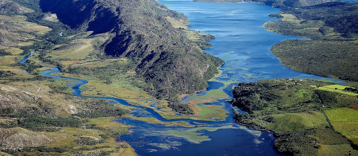 Rio e montanhas de Lapinha da Serra em MG